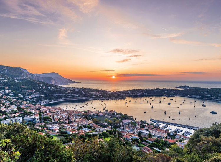 Du khách dạo bộ ngắm hoàng hôn trên Promenade des Anglais tại Nice Pháp
